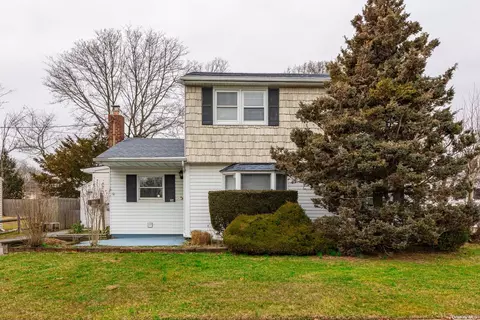 36 Washington Ave, West Sayville, NY 11796