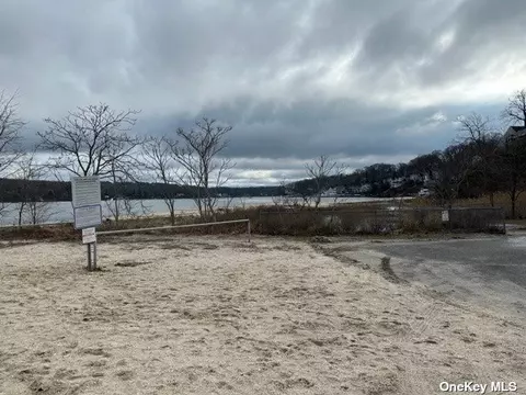 1091 Washington Dr, Centerport, NY 11721