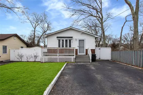 58 Walnut St, Lake Grove, NY 11755