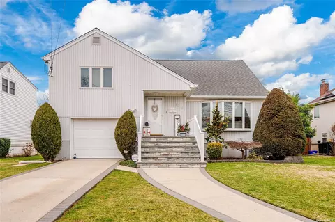 2878 Alfred Ct, Oceanside, NY 11572