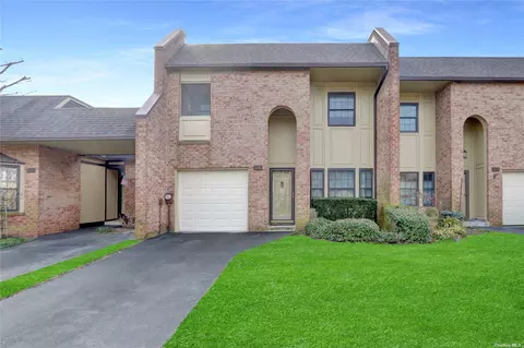 55 Southgate Cir #55, Massapequa Park, NY 11762