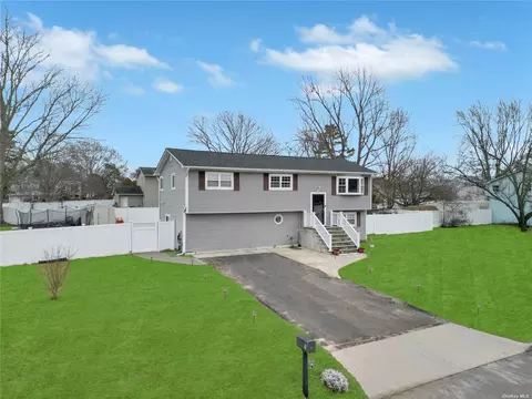 9 Sandra Dr, Patchogue, NY 11772