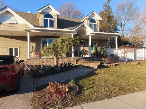 7 Karen St, West Babylon, NY 11704