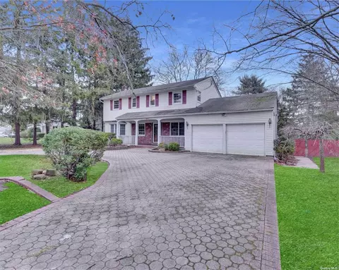 18 Prairie Rd, Huntington Station, NY 11746
