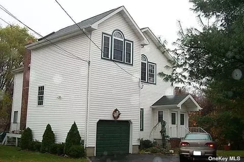 16 Atlas Ct, Malverne, NY 11565