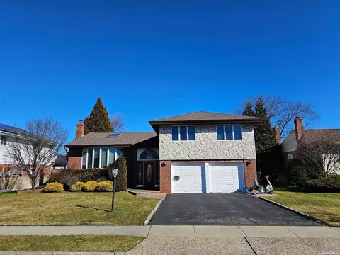 14 S Oaks Blvd, Plainview, NY 11803