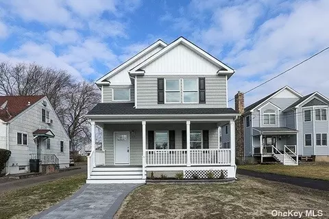 17 Campbell St, Patchogue, NY 11772