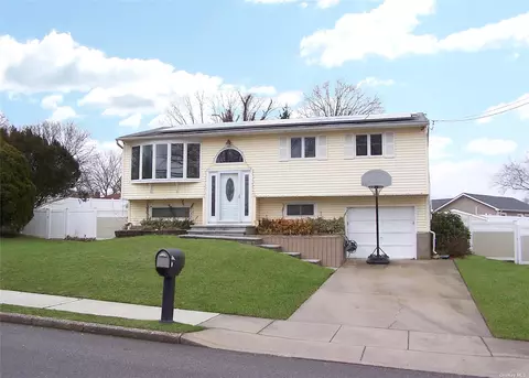 4 Willow St, Selden, NY 11784