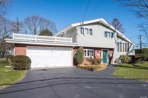 403 Ocean Ave, Oakdale, NY 11769