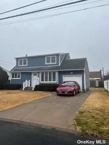 170 33rd St, Lindenhurst, NY 11757