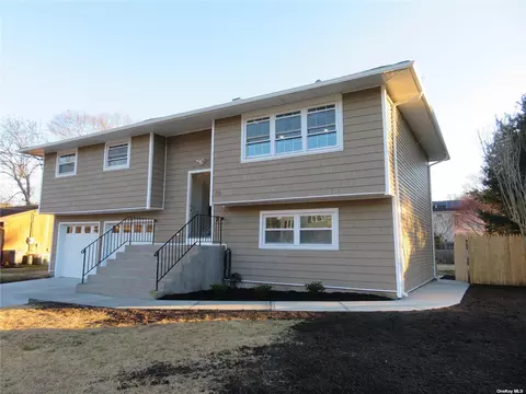 38 Golden Gate Dr, Shirley, NY 11967
