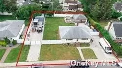 15 Elmira St, Hicksville, NY 11801