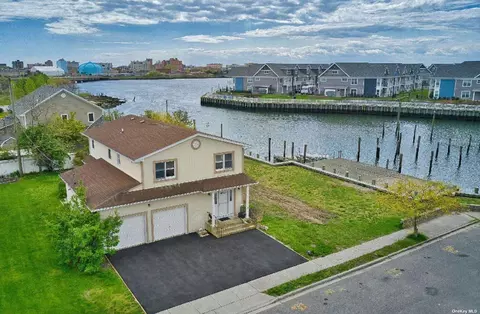 7 Julian Pl, Island Park, NY 11558