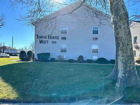 500 Fulton St #33W, Farmingdale, NY 11735