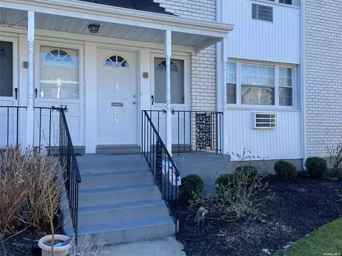 4008 Wilshire Ln #4008, Oakdale, NY 11769