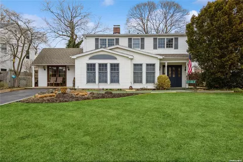 23 Target Ln, Levittown, NY 11756