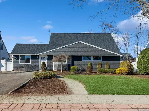 4 Silversmith Ln, Levittown, NY 11756