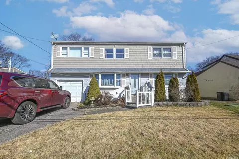 15 Central Ave, North Babylon, NY 11703