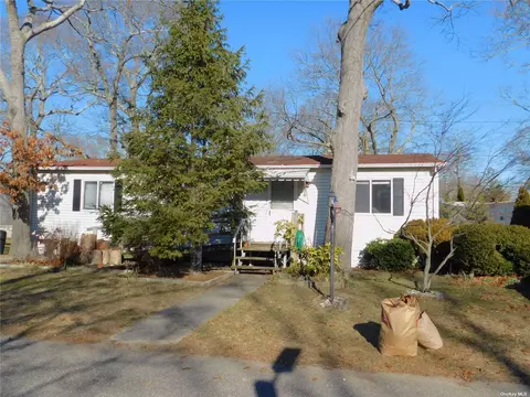 37-28 Hubbard Ave, Riverhead, NY 11901