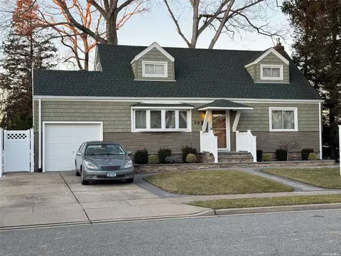 95 Lindbergh St, Massapequa Park, NY 11762