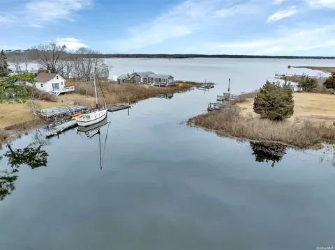 72 Bay Ave, Flanders, NY 11901