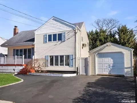 9 Crown St, North Babylon, NY 11703