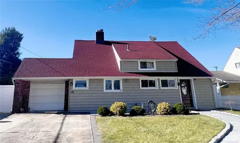 56 Fireplace Ln, Hicksville, NY 11801