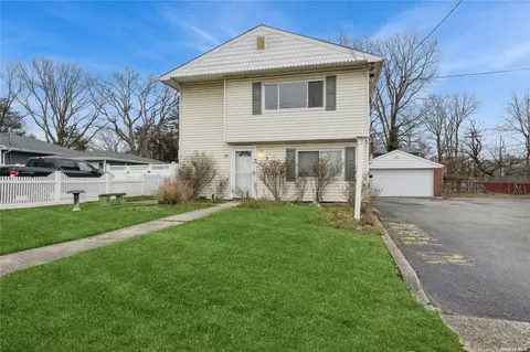 17 Fordham Rd, West Babylon, NY 11704