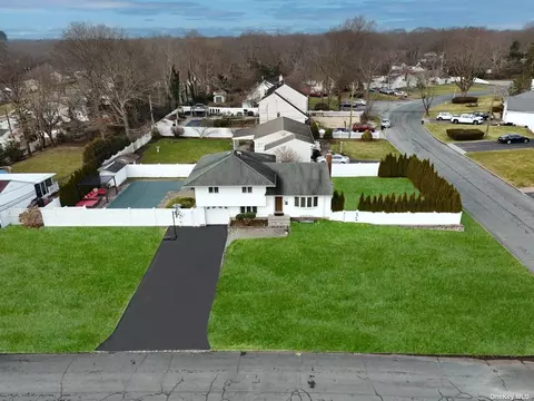 40 Balsam Ln, Commack, NY 11725