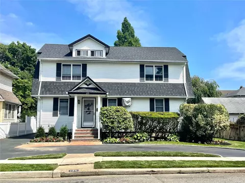 135 Sherman Ave, Rockville Centre, NY 11570