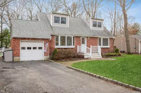 52 Robinson St, Shoreham, NY 11786
