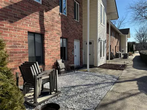 28 Cheyenne Ct #28, Coram, NY 11727