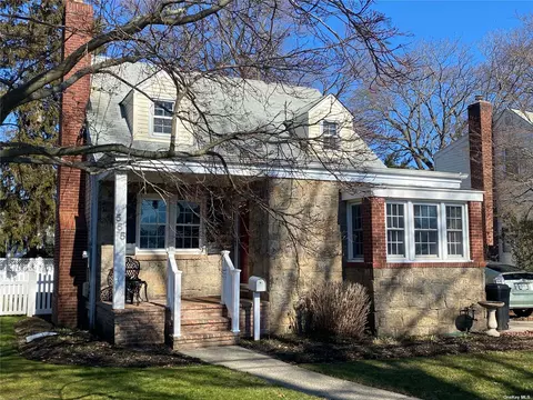 555 Westminster Rd, North Baldwin, NY 11510