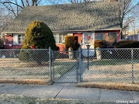 601 Hollywood Ave, Copiague, NY 11726