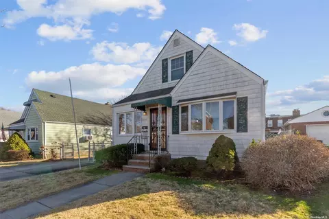 166-60 21st Rd, Whitestone, NY 11357