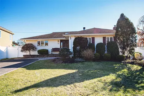 22 Julliard Dr, Plainview, NY 11803