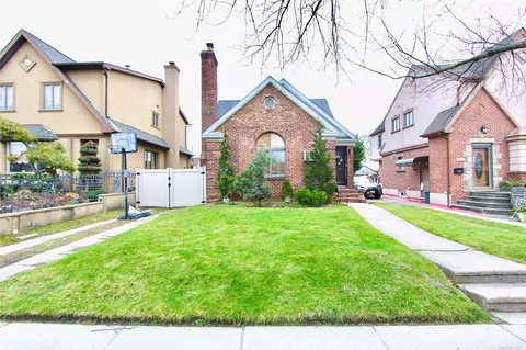 28-27 Jordan St, Flushing, NY 11358