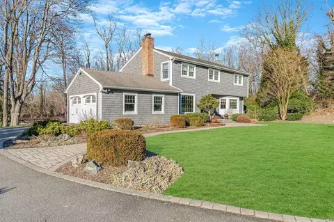 15 Mills Ln, East Setauket, NY 11733