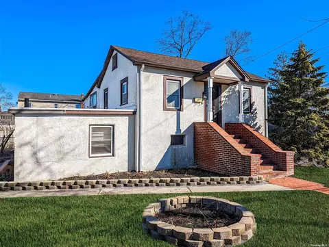 364 S 8th St, Lindenhurst, NY 11757