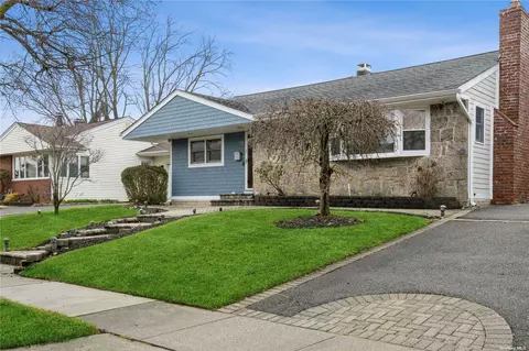 28 Phyllis Dr, Bethpage, NY 11714