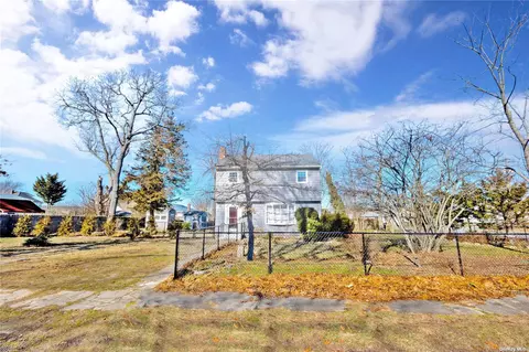 25 Wenman Ave, Bay Shore, NY 11706