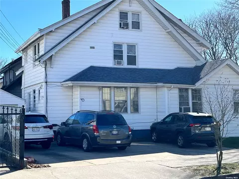 161-34 86th Ave, Jamaica Hills, NY 11432