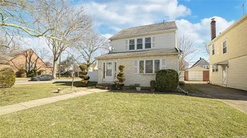 81 Campbell Ave, Williston Park, NY 11596