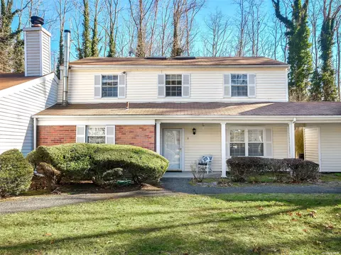 2 Hunt Club Dr #2, Coram, NY 11727