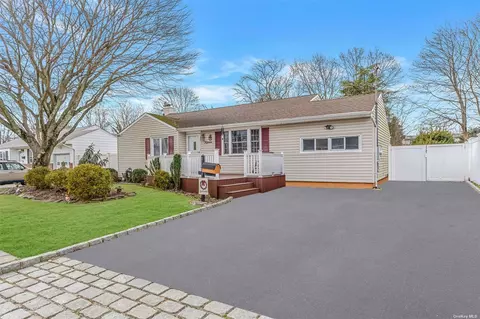 15 Heath Ln, East Northport, NY 11731