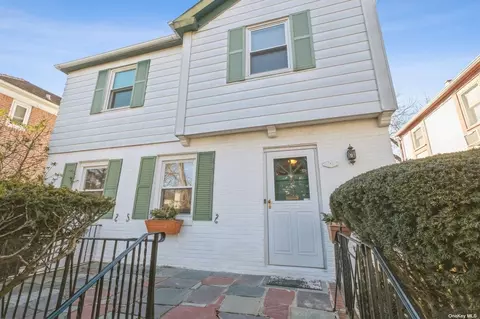 73-62 189th St, Fresh Meadows, NY 11366
