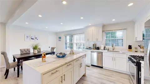 17 Old Riverhead Rd W, Hampton Bays, NY 11946