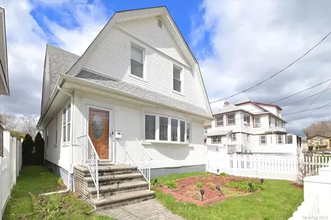 109-12 216th St, Queens Village, NY 11429