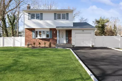 14 Del Pl, Hauppauge, NY 11788