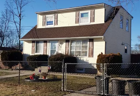 31 E Locust St, Central Islip, NY 11722